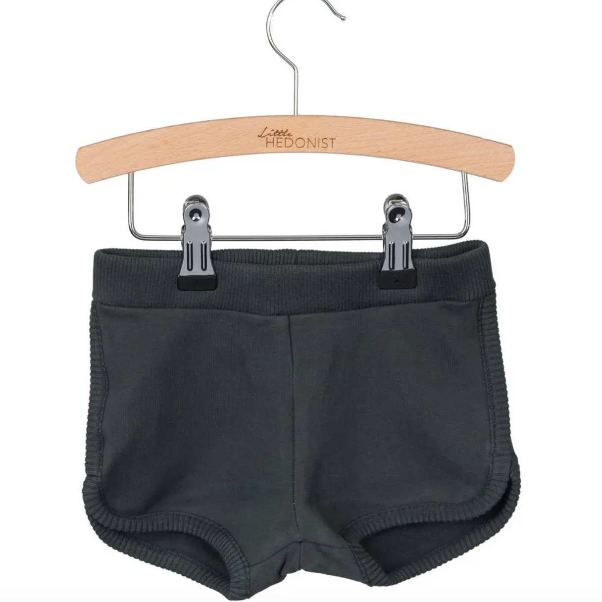 These Little Hedonist shorts are made from the softest organic babysweat you can imagine. This comfy sweatshorts has got a tight fit and a waistband with a thick rubber band.