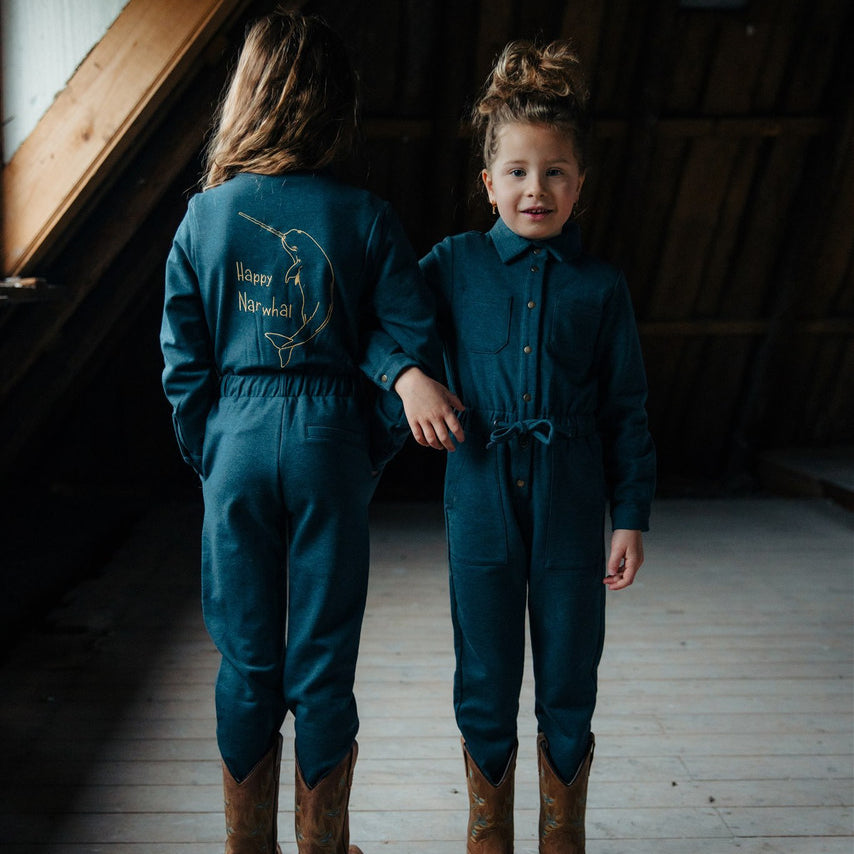 The perfect Little Hedonist navy blue overall. In organic stretchy sweat fabric, straight fit with slim legs. Featuring a flat collar, push buttons and patch pockets.