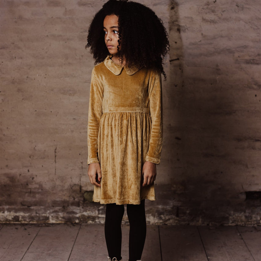 Little Hedonist fancy thick and warm organic long-sleeve dress for all occasions, in gold. Sustainable kids fashion for boys and girls.