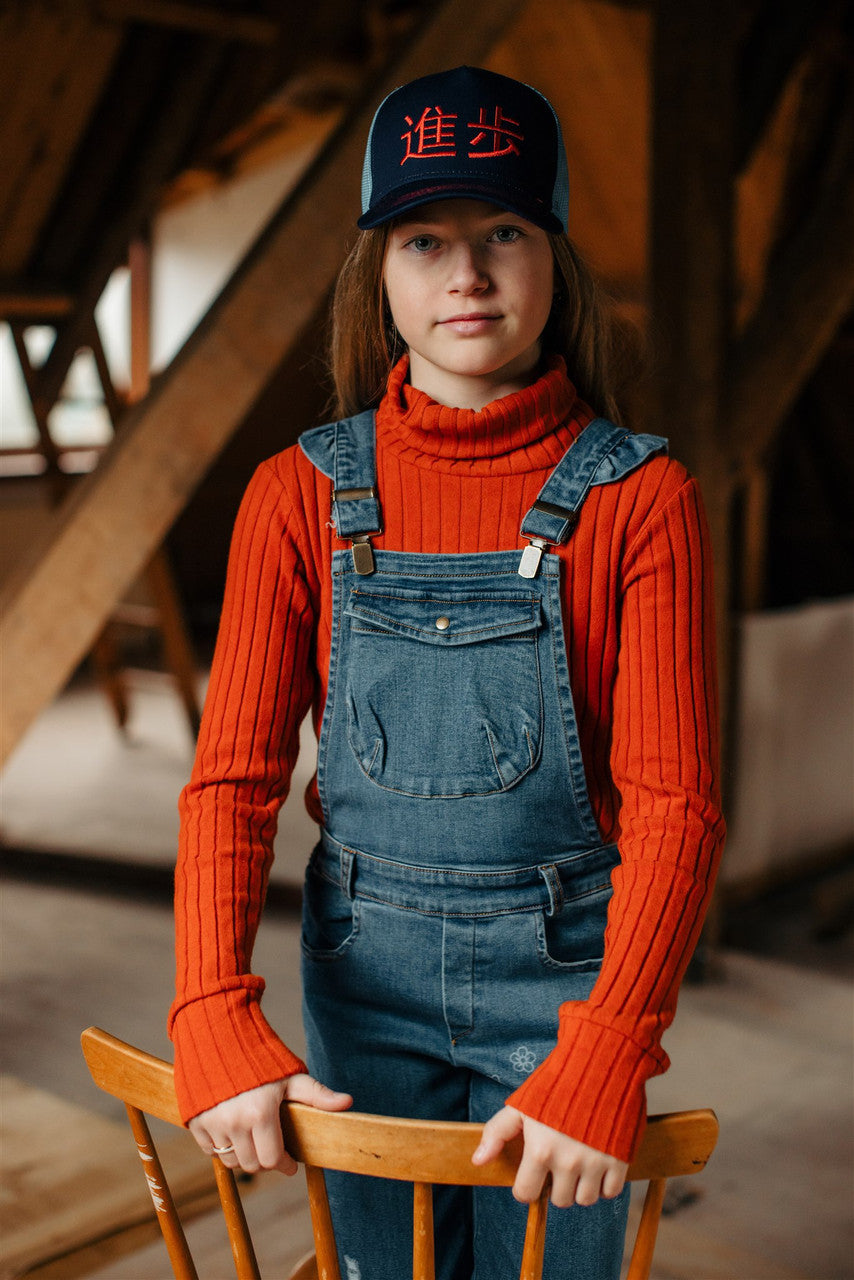 Little Hedonist slim turtle neck. The collar is soft so it does not irritate. The wide rib gives the item a 70's look. Perfect to combine with our 5 pocket flared pants!