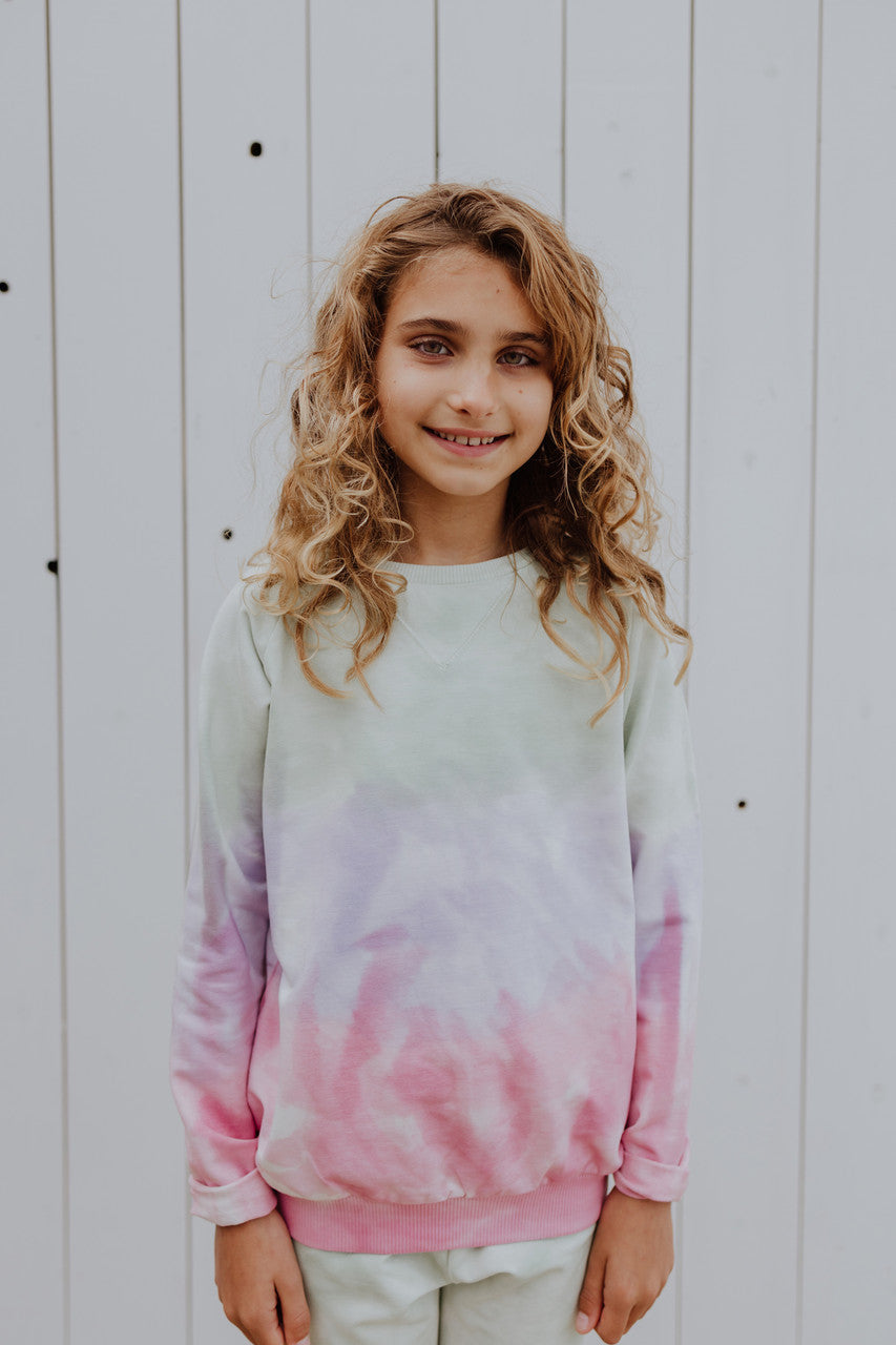 Little Hedonist minimalistic tie-dye crewneck sweater made from the softest organic sweat you can imagine. Sustainable kids clothing for boys and girls.