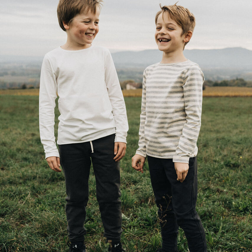 Little Hedonist skinny sweatpants in pirate black for boys and girls. Sustainable kids clothing made from organic cotton.