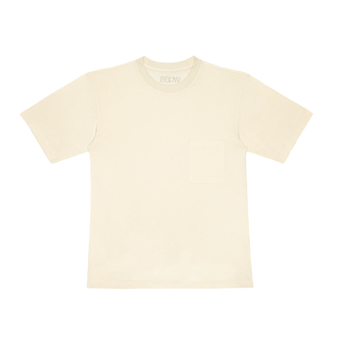 Our Little Hedonist round neck t-shirt in beige is a populair essential. It has a relaxed-fit, has a pocket on the chest and is made from our premium organic cotton. The neckline is round and fitted, with short sleeves. It has bit oversized look.