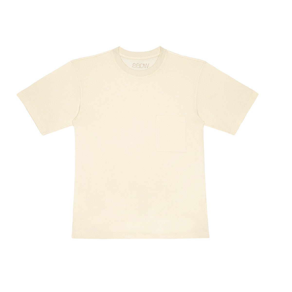 Our Little Hedonist round neck t-shirt in beige is a populair essential. It has a relaxed-fit, has a pocket on the chest and is made from our premium organic cotton. The neckline is round and fitted, with short sleeves. It has bit oversized look.
