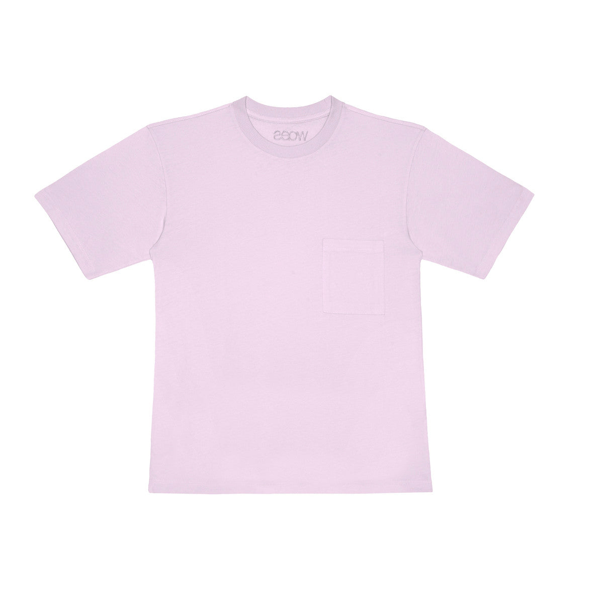 Our Little Hedonist round neck t-shirt in lavande is a populair essential. It has a relaxed-fit, has a pocket on the chest and is made from our premium organic cotton. The neckline is round and fitted, with short sleeves. It has bit oversized look.