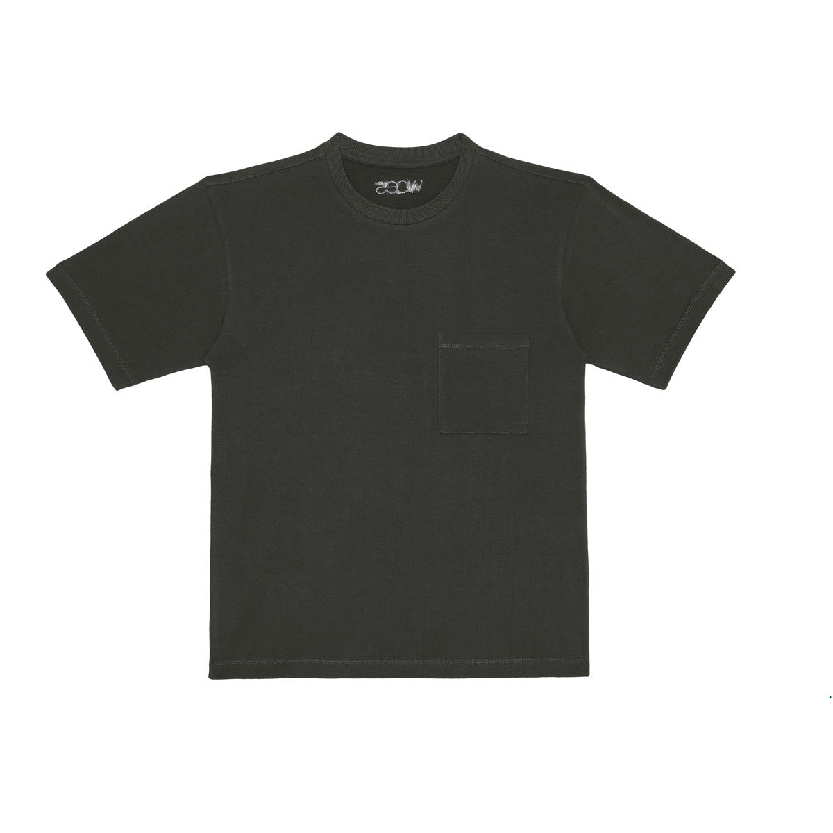 Our Little Hedonist round neck t-shirt in black is a populair essential. It has a relaxed-fit, has a pocket on the chest and is made from our premium organic cotton. The neckline is round and fitted, with short sleeves. It has bit oversized look.