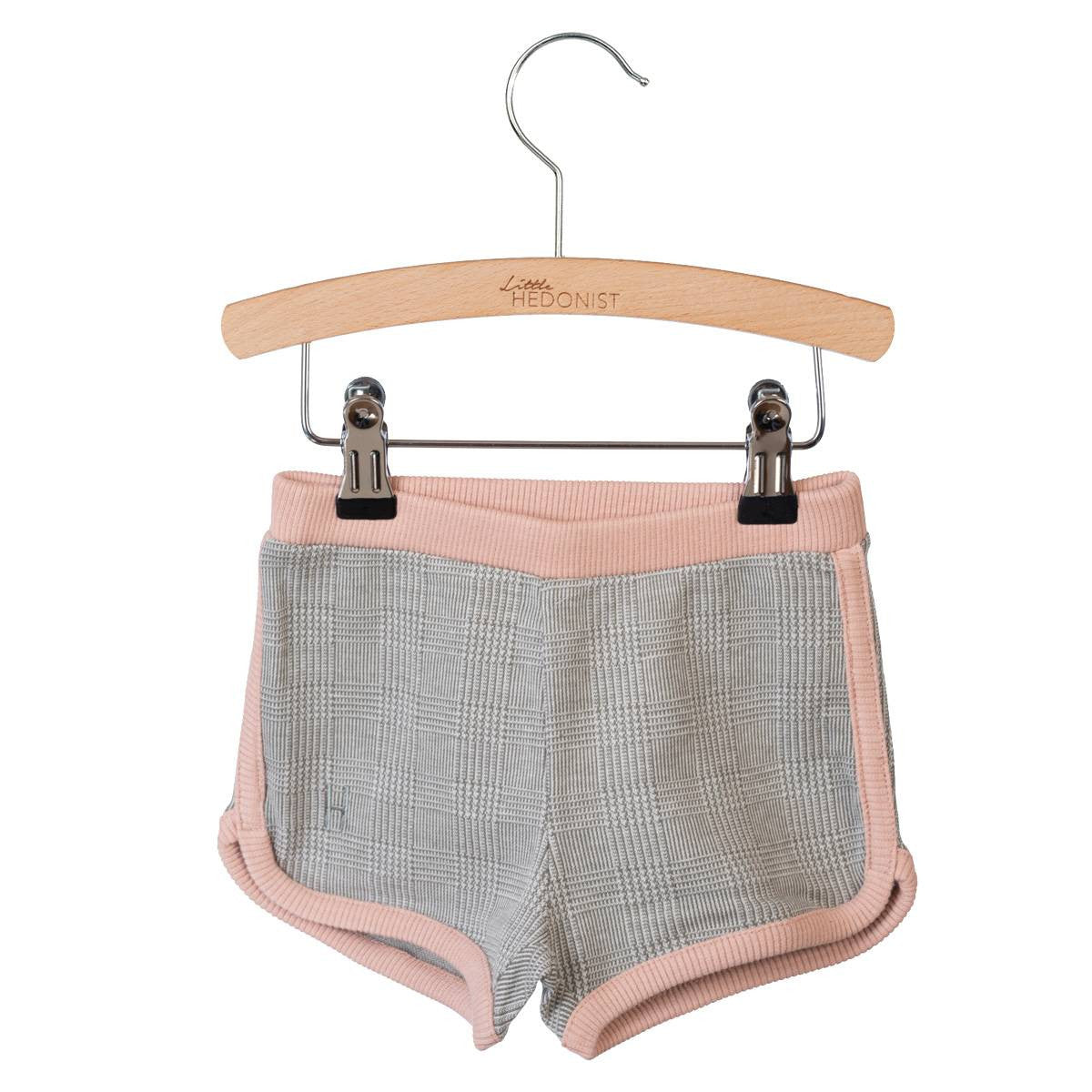 These Little Hedonist shorts are made from the softest organic babysweat you can imagine. This comfy sweatshorts has got a tight fit and a waistband with a thick rubber band.