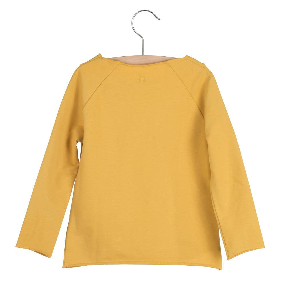 The wide neckline of this jersey with raglan sleeves is made to dress easy. It is all raw edged, only the neckline has a stich so it wont get even wider when wearing it. Little Hedonist