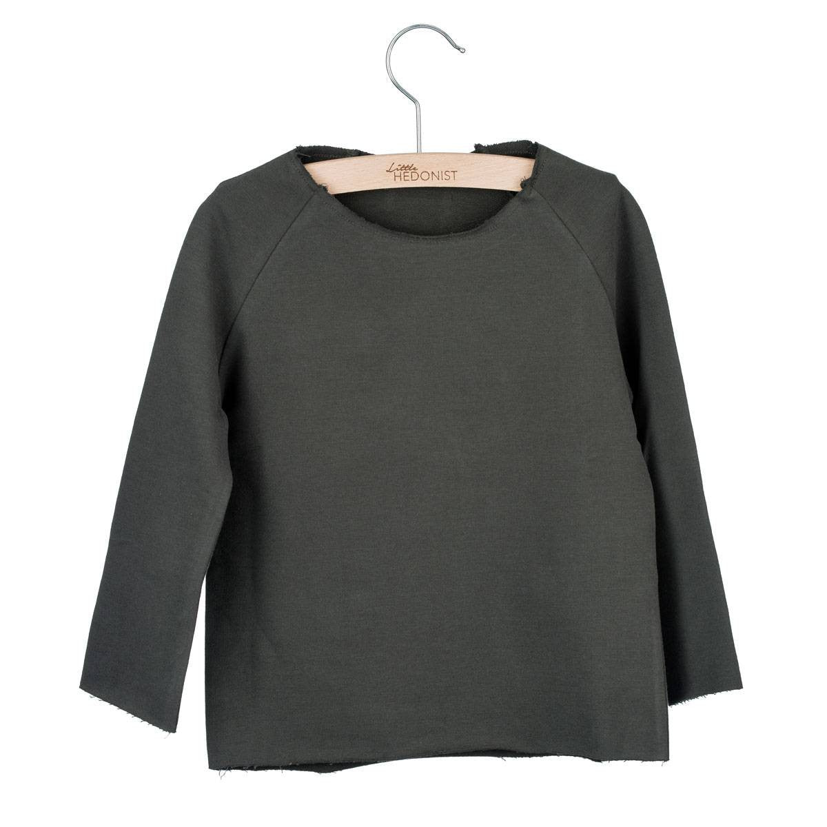 The wide neckline of this jersey with raglan sleeves is made to dress easy. It is all raw edged, only the neckline has a stich so it wont get even wider when wearing it. Little Hedonist