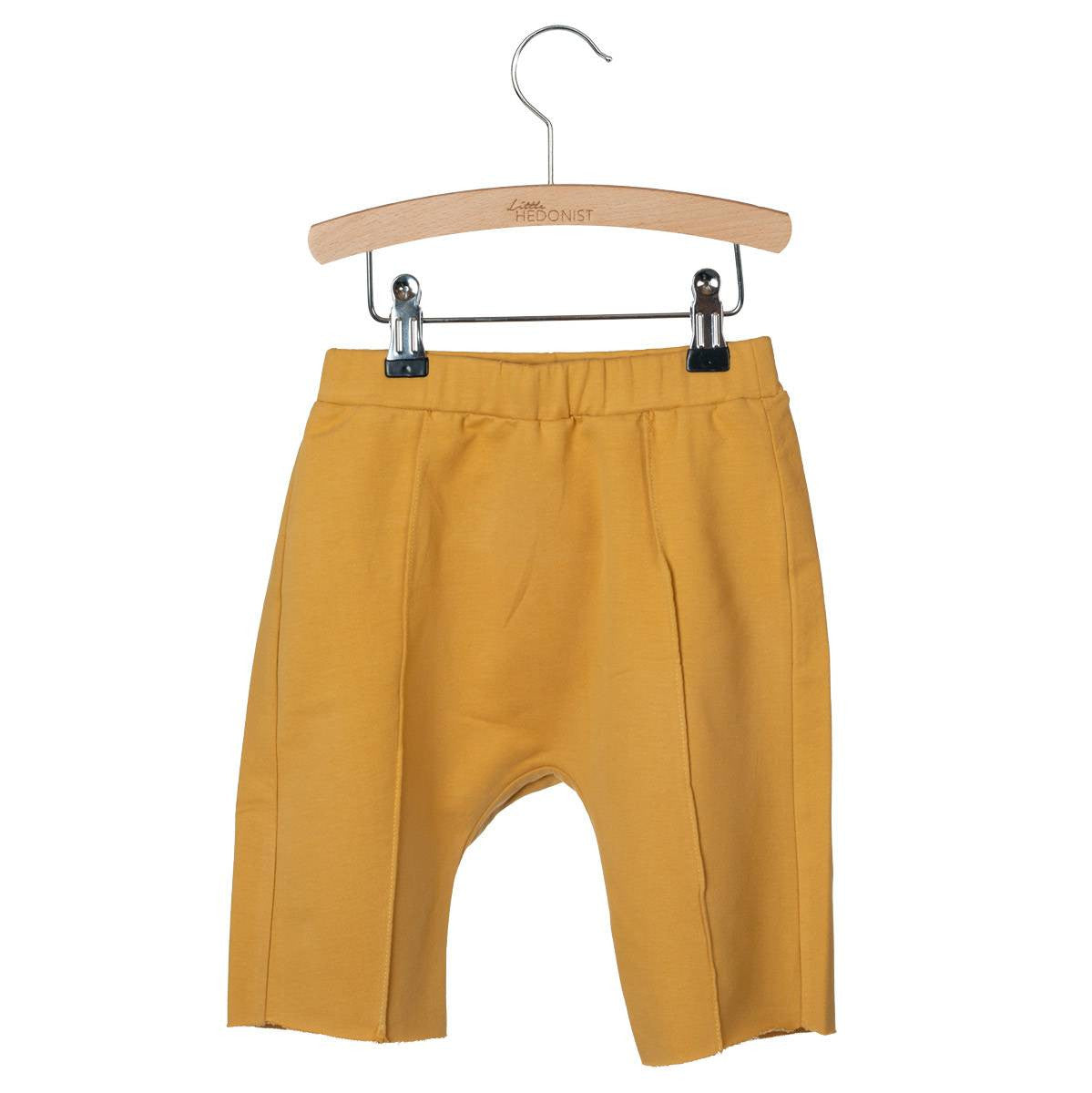 Little Hedonist mustard baggy shorts with an elastic waistband. Made of the supersoftest jersey baby sweat organic cotton.