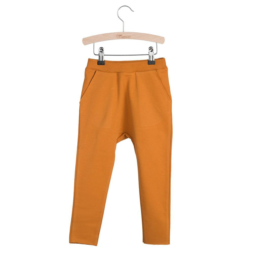 Just a comfy Little Hedonist sweatpants in Pumpkin Spice. But then at the same time a bit more then JUST a sweatpants. A couture basic. The low crotch makes it fashionable to see and real comfy to wear. Pockets to hide your treasures in. Raw edged legs.
