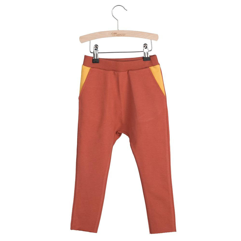 Just a comfy Little Hedonist sweatpants in Chili Oil-Golden Spice. But then at the same time a bit more then JUST a sweatpants. A couture basic. The low crotch makes it fashionable to see and real comfy to wear. Pockets to hide your treasures in. Raw edged legs.